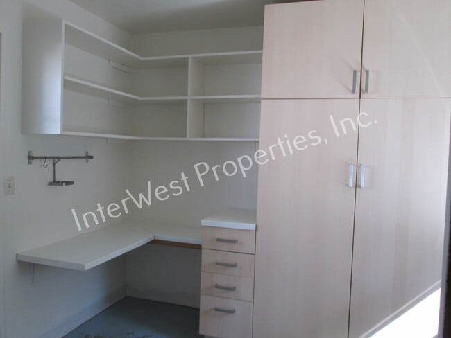 Building Photo - Montavilla Cutie! 2bd 1 ba home with Garag...