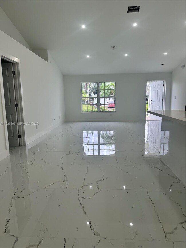 Building Photo - 1716 NE 6th Pl