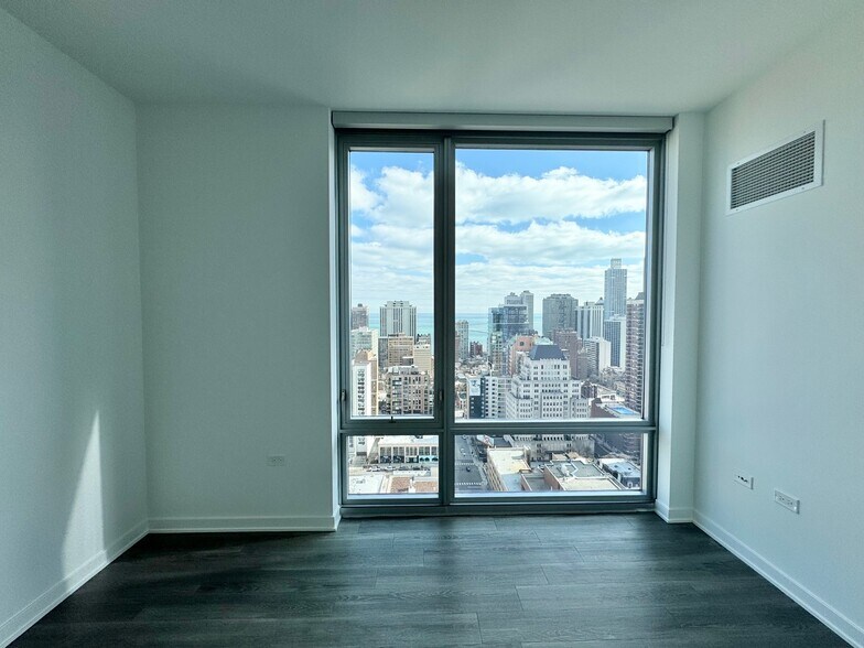 Building Photo - 1200 N La Salle Dr