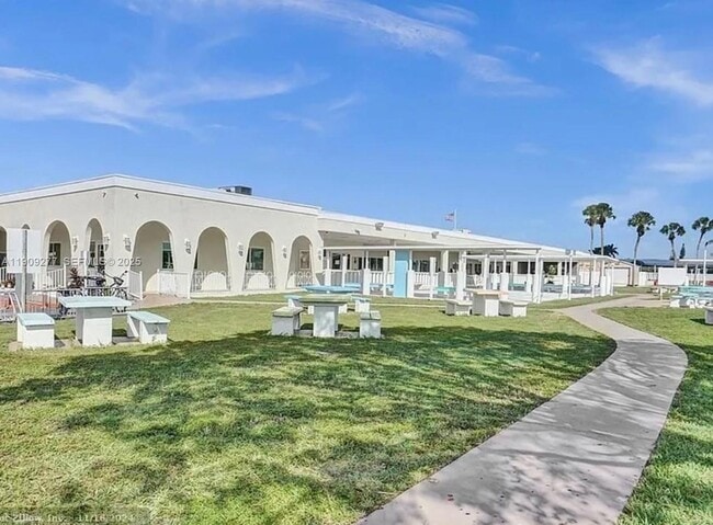 Building Photo - 5470 SW 25th Way