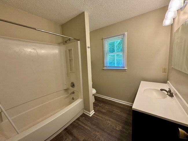 Building Photo - Move-in Ready!