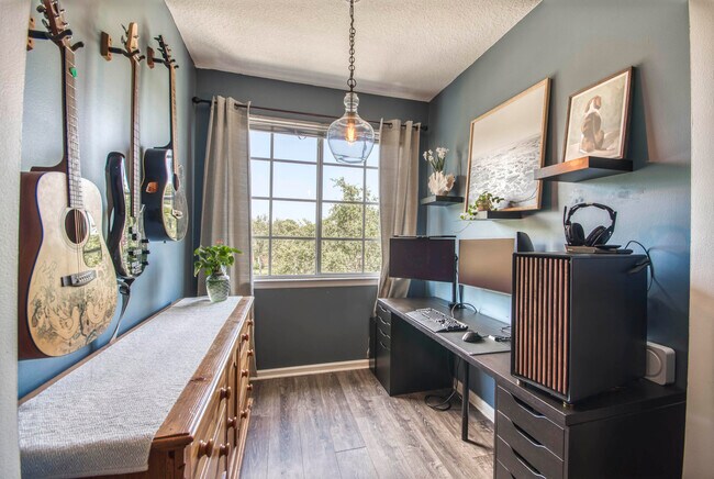 Building Photo - 1305 Myrtlewood Cir E
