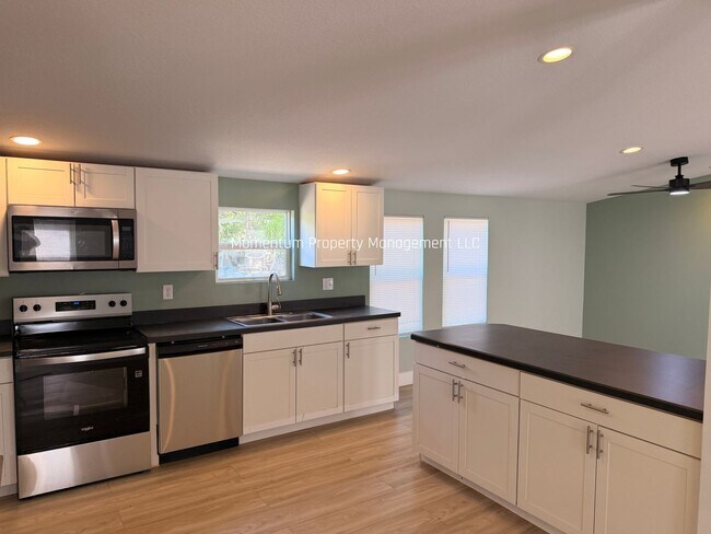 Building Photo - BEAUTIFUL 3/2 AVAILABLE NOW! ASK ABOUT OUR SPECIALS!!!