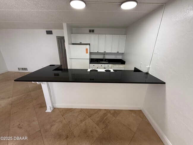 Building Photo - 1020 N Halifax Ave