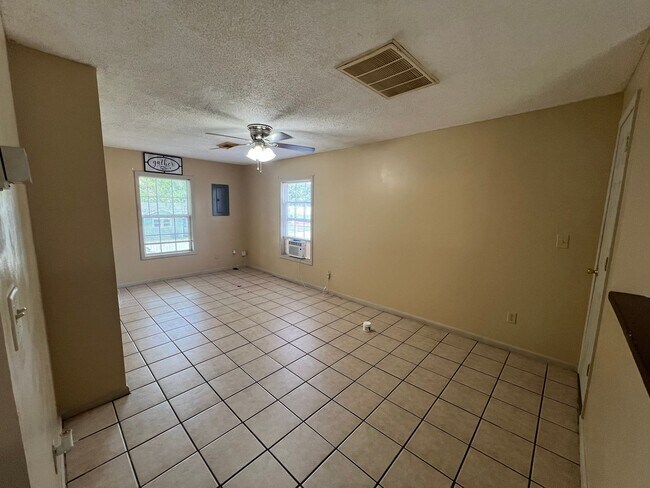 Building Photo - 2508 11th Ct