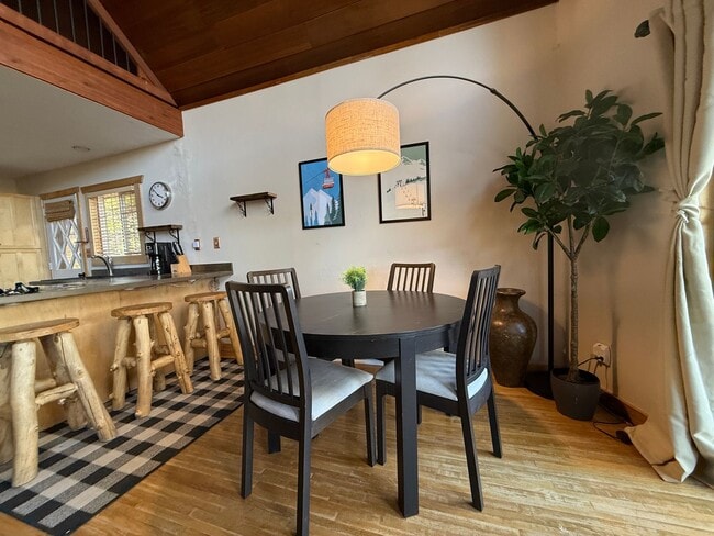 Building Photo - Flexible lease terms! Move in special! Stu...