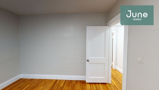 Building Photo - ROOM ONLY in 4-bed/1.0-bath Home