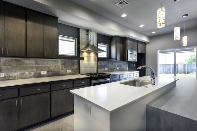 Building Photo - Stylish, Modern, Nearly New | 4-Bed | 2-Bath | Deer Creek Schools