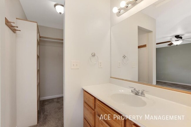 Building Photo - 240 Grandeur Ln