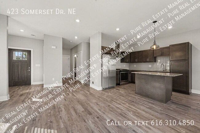 Building Photo - 423 Somerset Dr NE