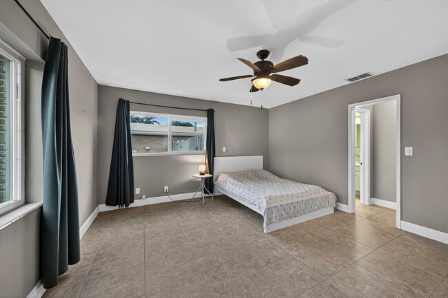 Building Photo - 2750 SE 3rd St