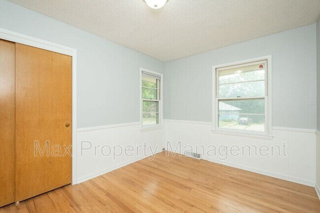 Building Photo - 3934 Oakshire Rd