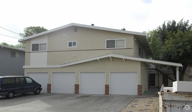 Building Photo - 2935 Ladd Ave