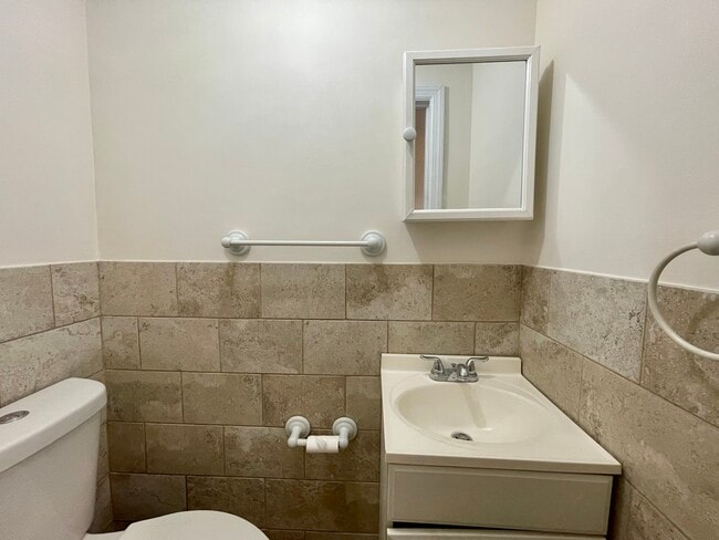 Building Photo - 1820 Albany Ave