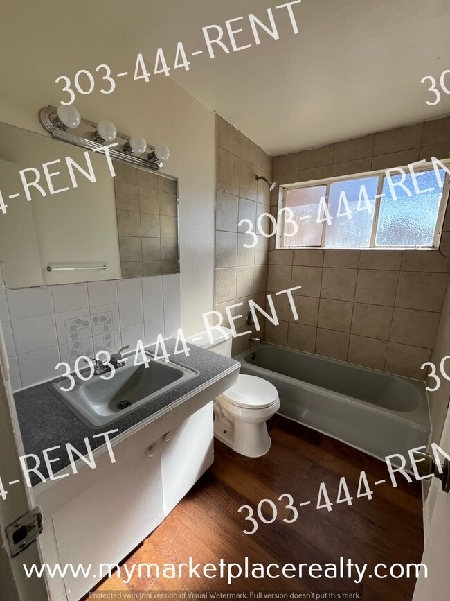 Building Photo - 3 Bedroom and 1.5 Bathrooms in Ranch Style...