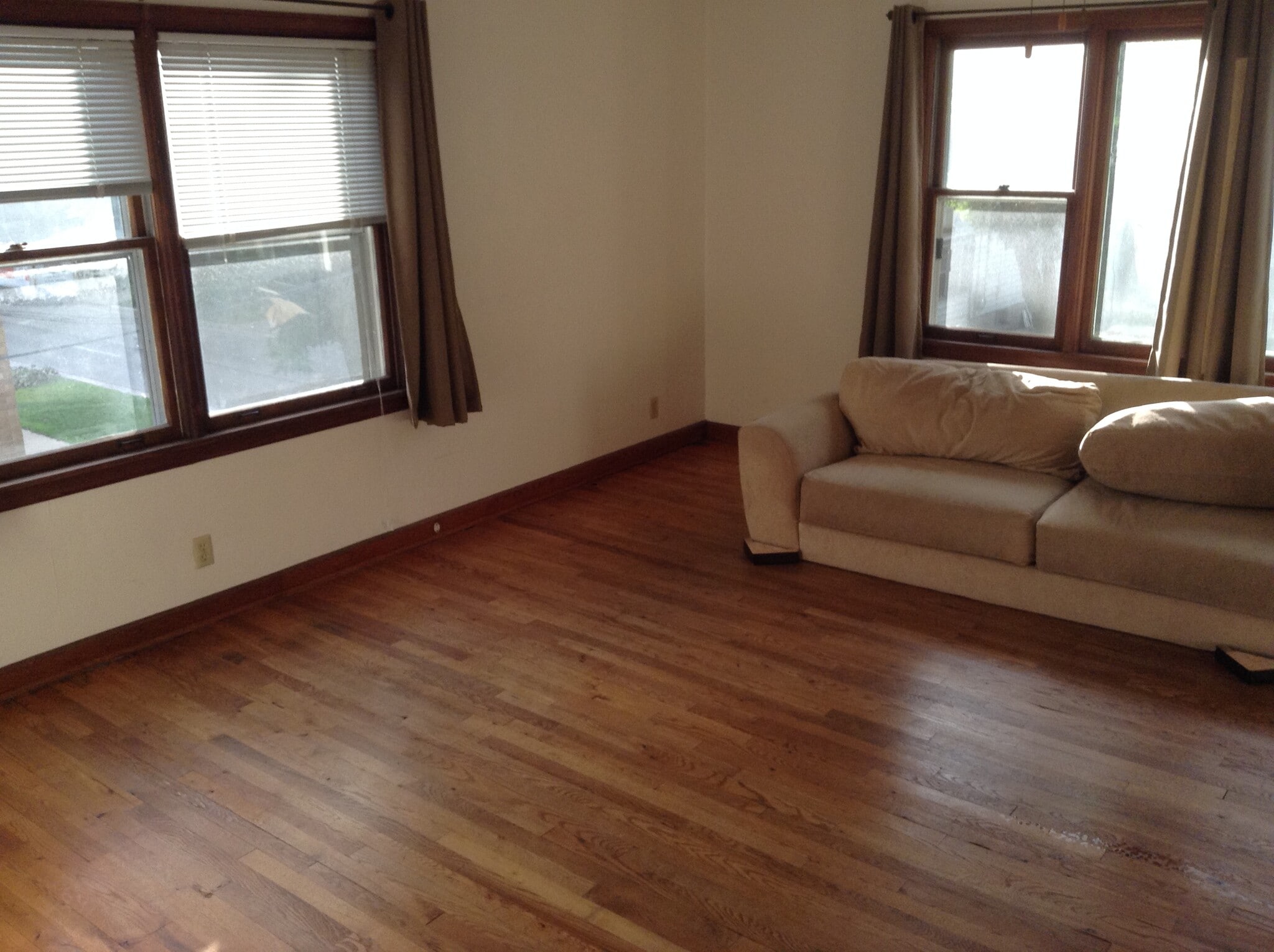 living room - 1139 E GORHAM ST APT 2