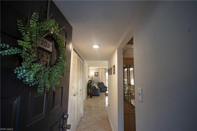 Building Photo - 2121 Collier Ave