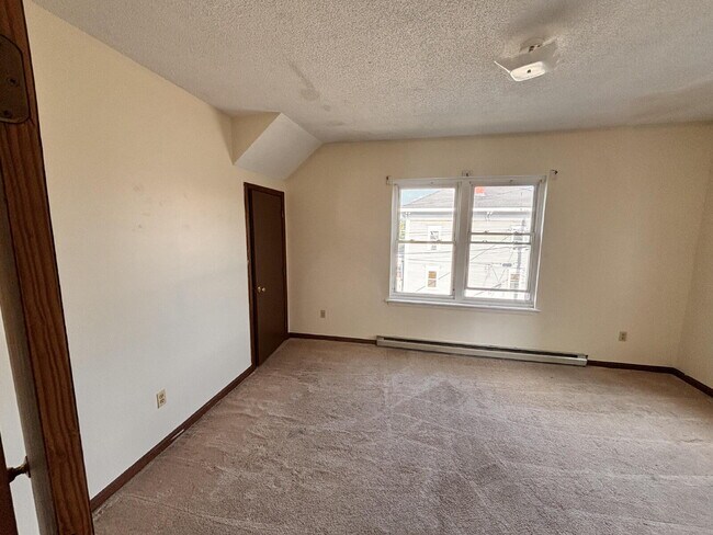 Building Photo - No more commute! Large 2 unit with parking - walk to downtown and BIW.