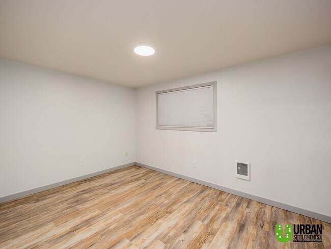 Building Photo - Charming 2-Bedroom Downstairs Condo with Community Pool