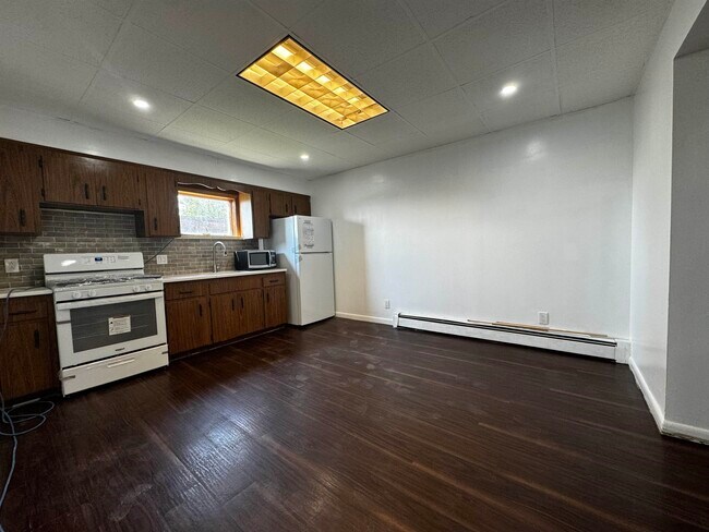 Building Photo - 625 13th St