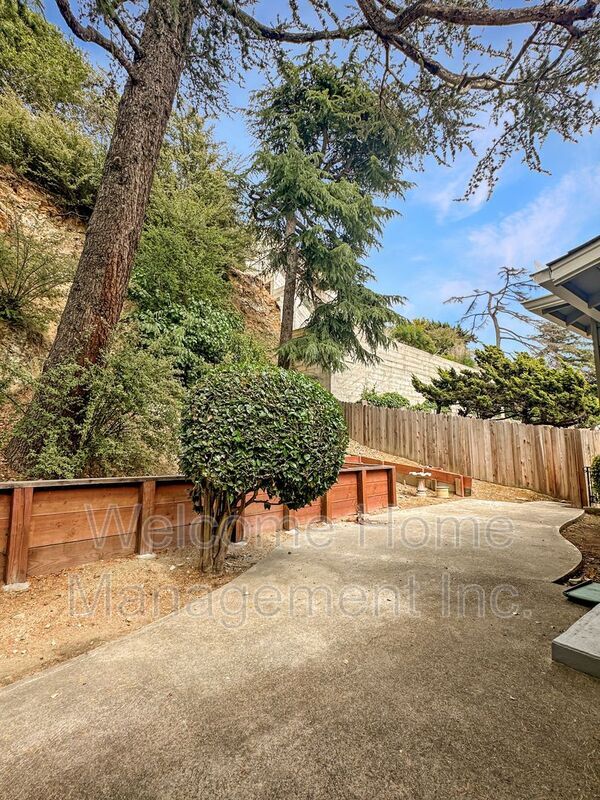 Building Photo - 1228 Sandelin Ave