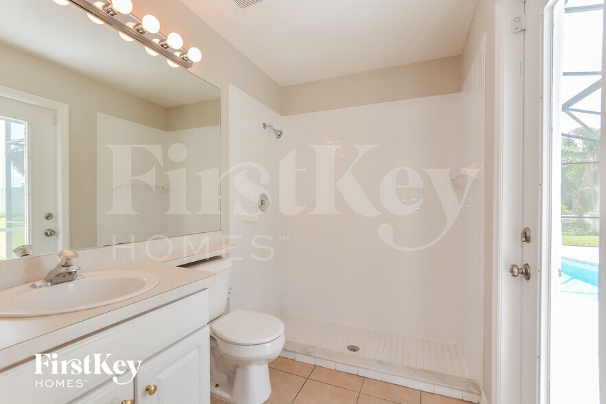 Building Photo - 733 Via Bianca Dr