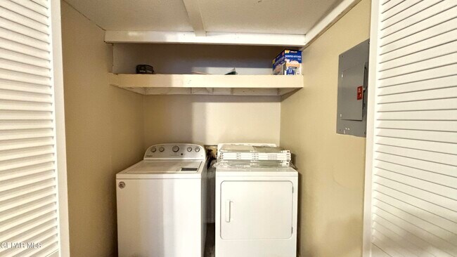 Building Photo - 10960 Delafield Dr