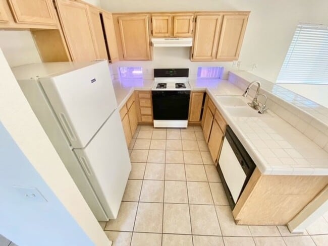 Building Photo - SPECTACULAR 2 STORY HOME 3 BEDROOM 2.5 BAT...