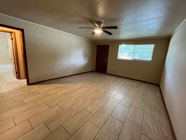 Building Photo - Duplex close to downtown Springdale, walking distance to fast food and medical
