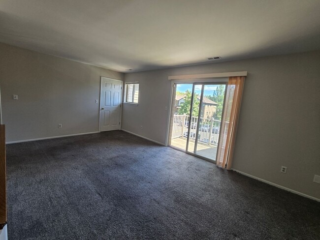Building Photo - Commuter's delight! Freshly painted, 2-bed...