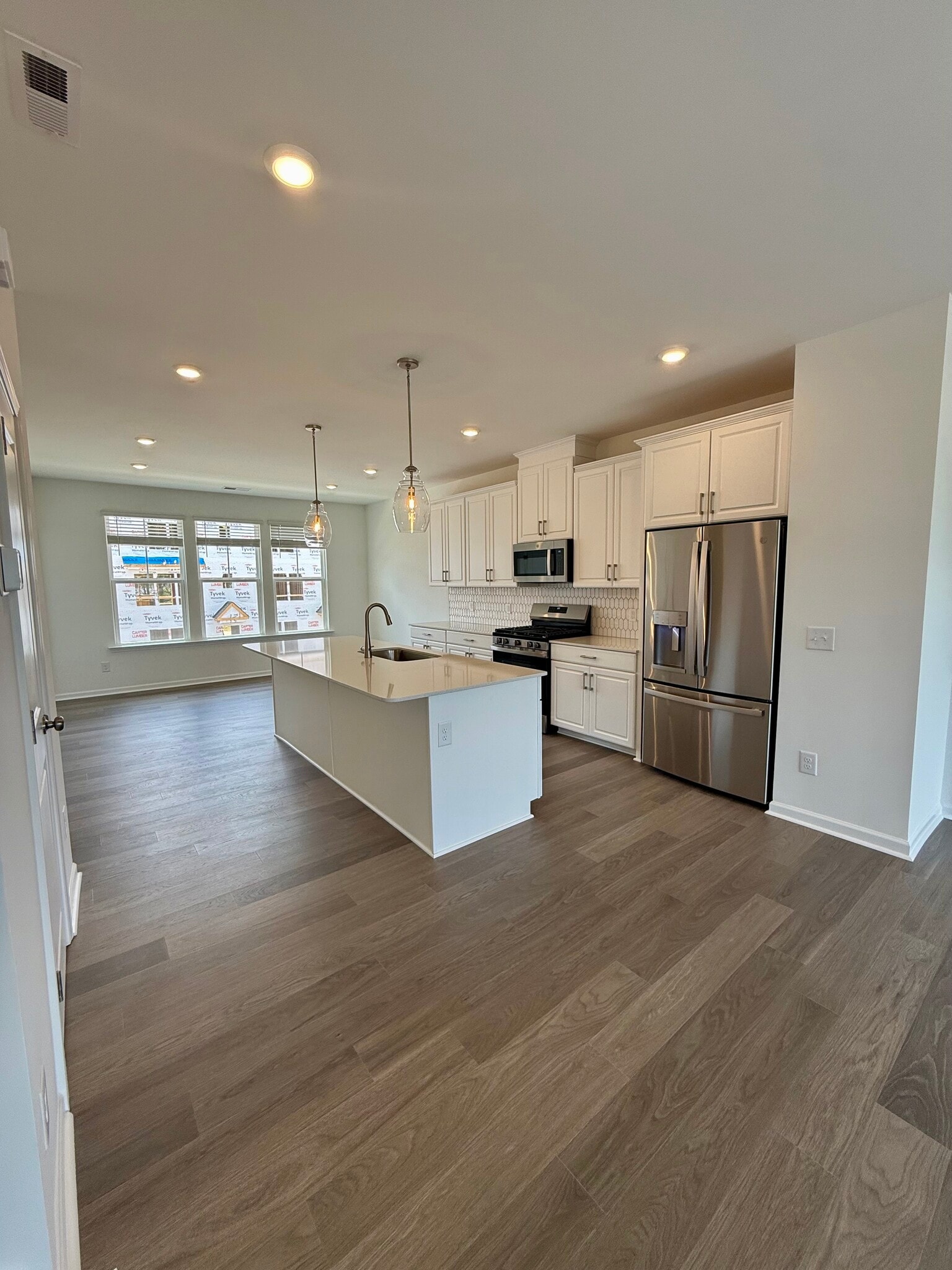 Dining Room - 551 Silver Star Blvd