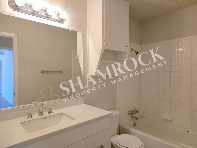 Building Photo - 3/2 Hewitt Home