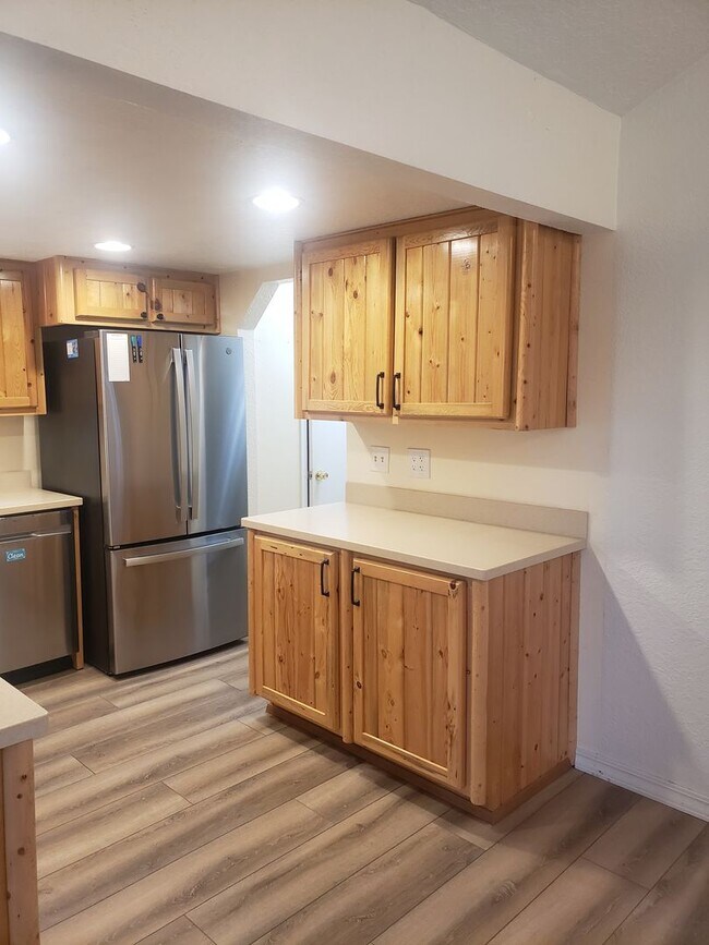 Building Photo - Adorable One-Level House with Huge Backyard in Vancouver!