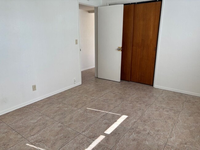 Building Photo - 3221 E Linden St