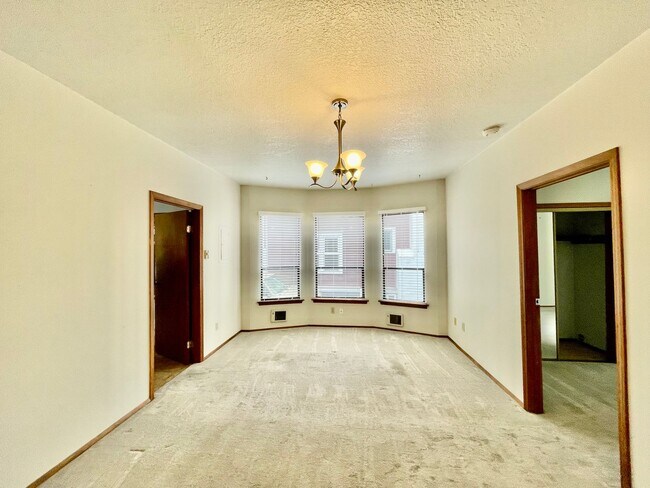 Building Photo - 2412 SE Belmont St