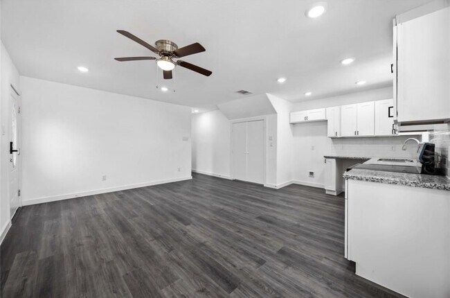 Building Photo - 2320 Wavell St