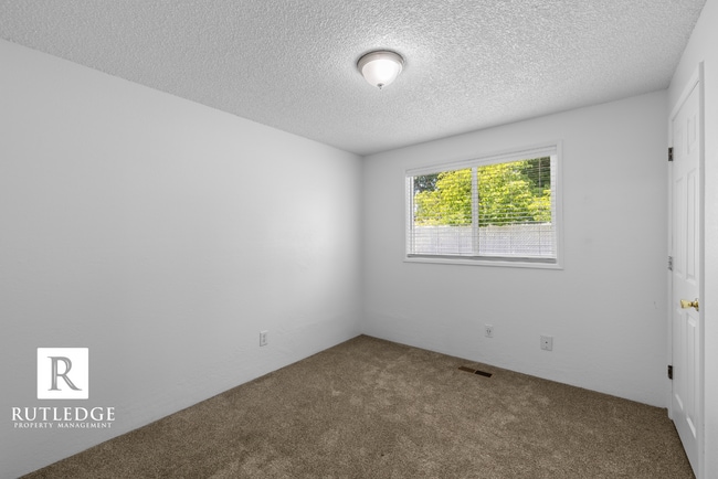 Building Photo - 4 Bedrooms - 2 1/2 Baths - South Medford Living