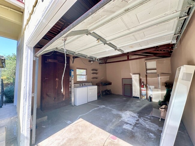 Building Photo - Charming 2 Bedroom Cottage in the Heart of Downtown Paso Robles! AVAILABLE July 1st, 2026 **DO NO...