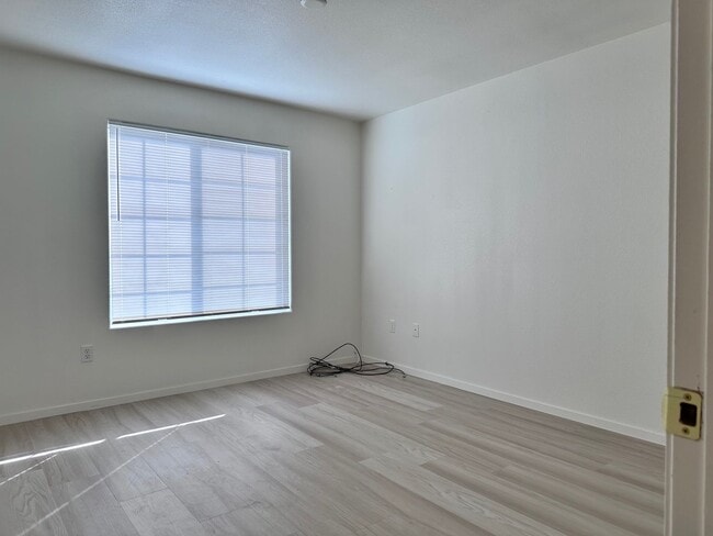 Building Photo - Private Upstairs Retreat in Desirable Gated Community