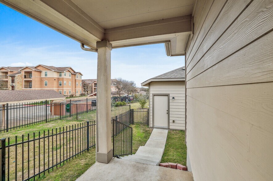 Building Photo - 525 N Heatherwilde Blvd