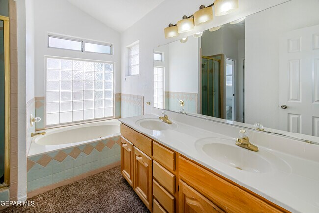 Building Photo - 908 Los Pinos Way