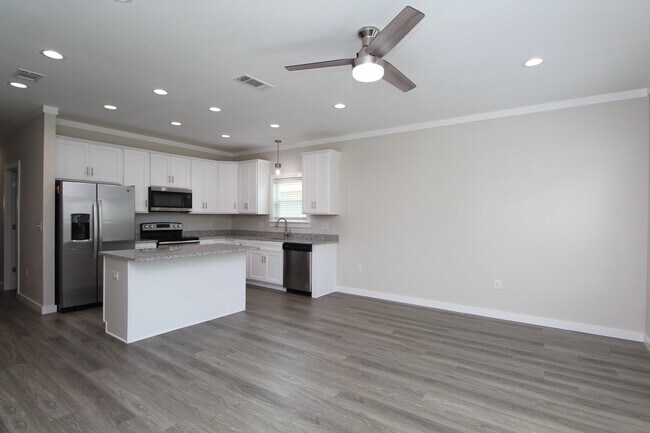 Building Photo - Spacious 3BR/2BA Home with Move-In Special...
