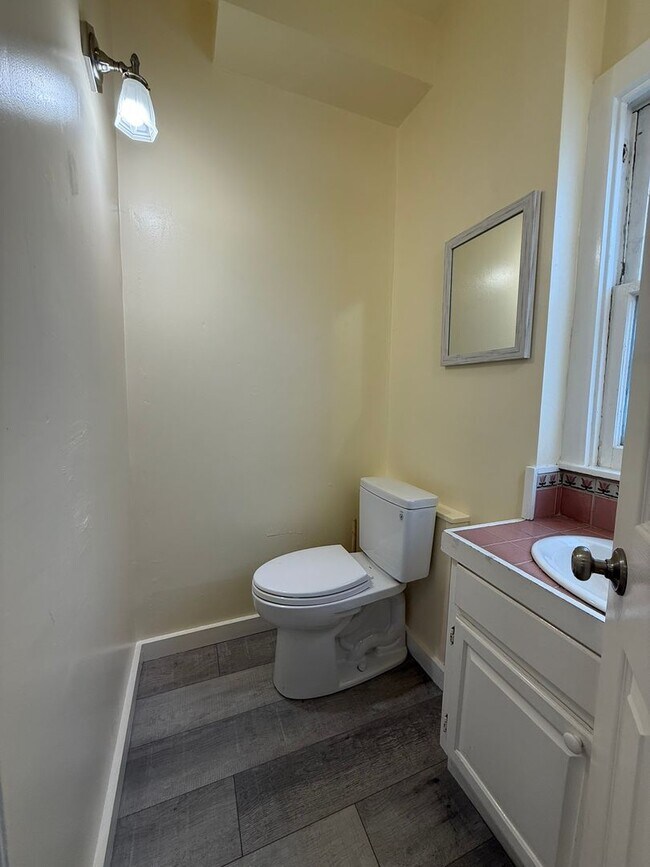 Building Photo - 5BR 1.5BA Berkeley Home | W/D, Dishwasher, Backyard + Storage Near Shattuck & Berkeley Bowl