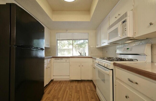 Building Photo - 9410 E Meadow Vale