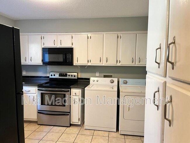 Building Photo - 527 Tibet Ave