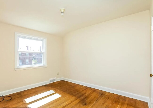 Building Photo - Charming 3-Bedroom Brick Townhome in Parkv...