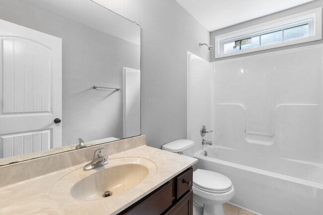 Building Photo - 26 Maple St