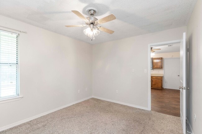 Building Photo - AVAILABLE IN OCTOBER! 2 beds 1 bath