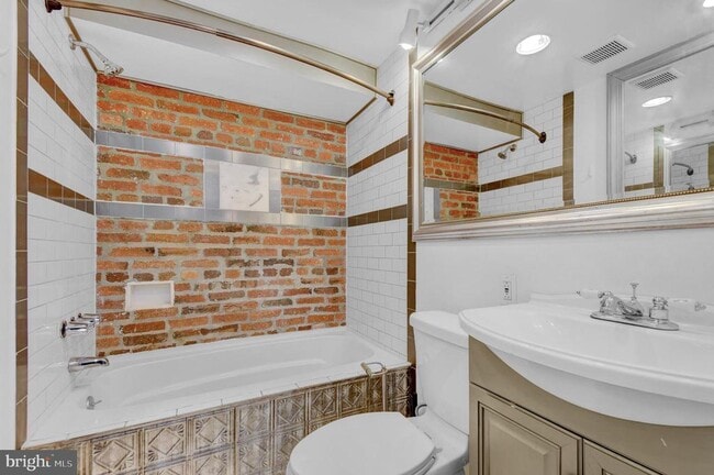 Building Photo - 1118 Girard St NW