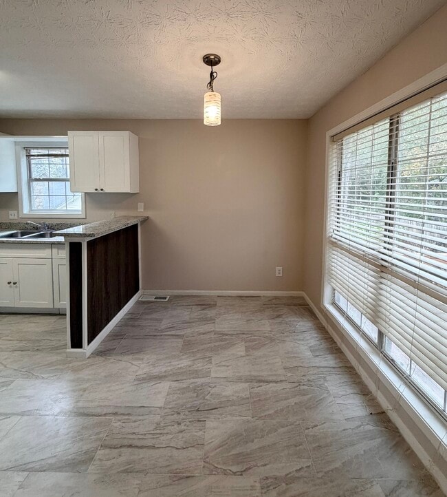 Building Photo - 1025 Eagle Pointe Dr NW